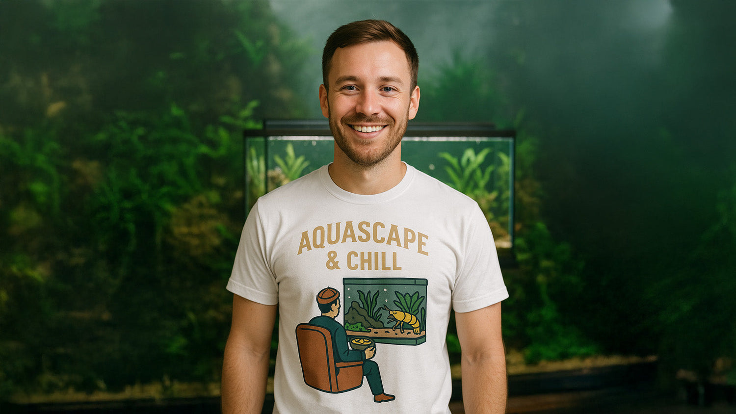 Person mit Shrimplab T-Shirt „Aquascape & Chill“ vor Aquarium – barrierefreier Content für Garnelenfans.